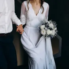 Para, kiedy nie wolno brać ślubu. Panna młoda w białej sukni z bukietem, pan młody w garniturze.