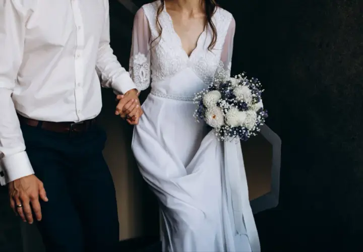 Para, kiedy nie wolno brać ślubu. Panna młoda w białej sukni z bukietem, pan młody w garniturze.