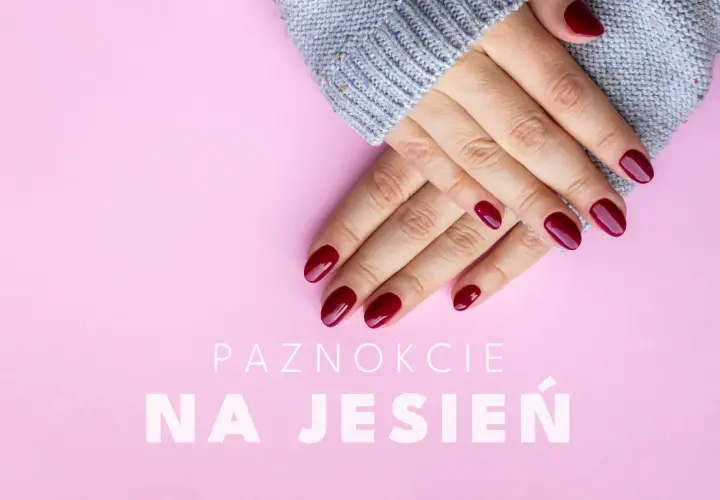 Dłonie w szarym swetrze z idealnymi, bordowymi paznokciami na jesień.