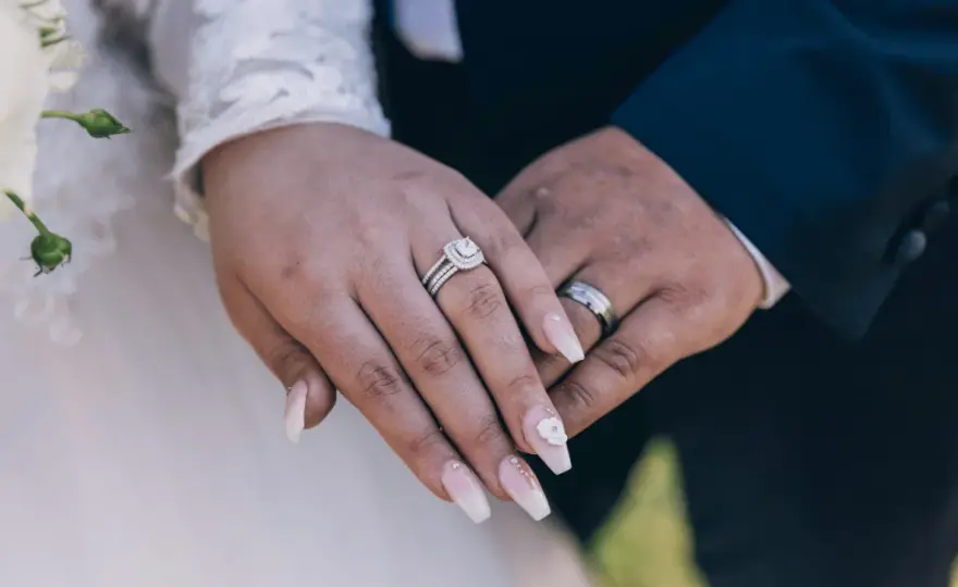 Ślubny manicure 2026 - Jak dobrać idealne paznokcie do sukni?