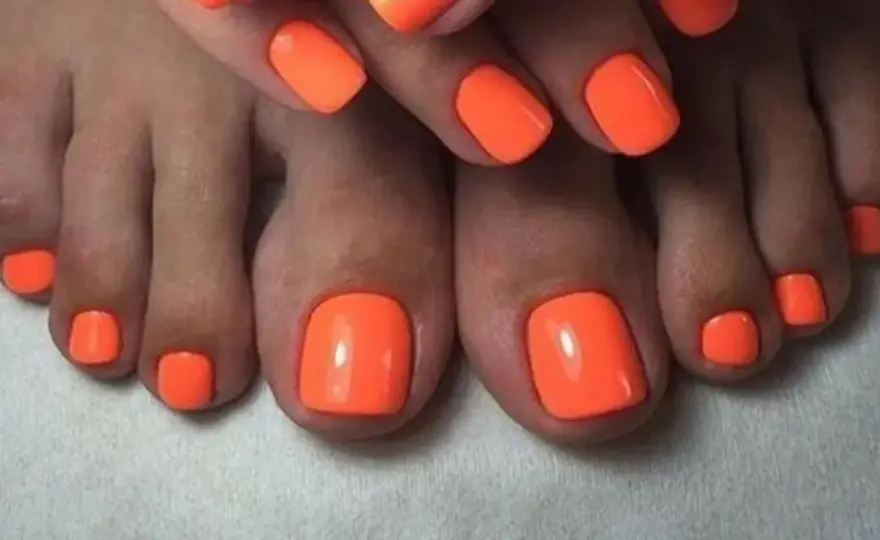 Neonowy pedicure - Jak dobrać kolor i uniknąć efektu przesady?