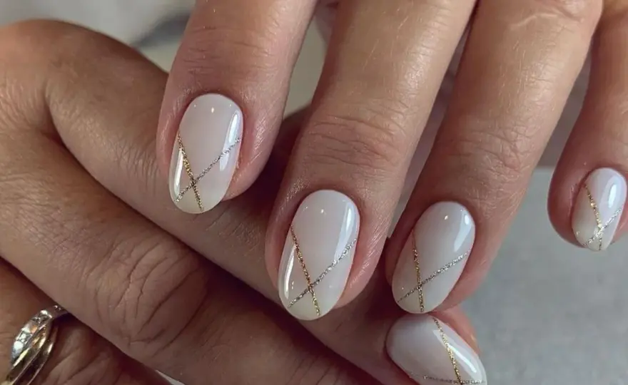 Letni manicure 2026 - Jakie kolory i wzory wybrać na wakacje?
