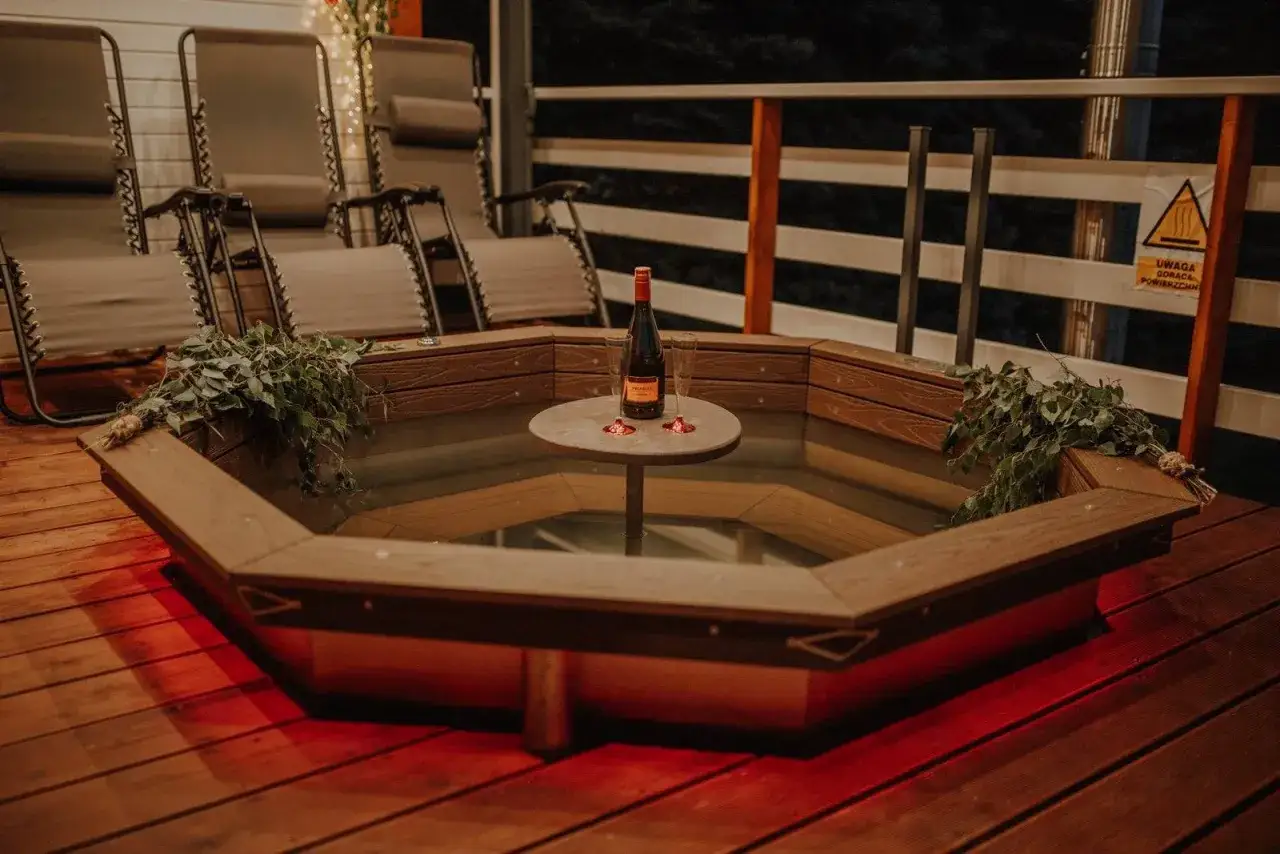 Idealny pomysł na wieczór panieński wyjazdowy: jacuzzi z butelką prosecco i kieliszkami, otoczone zielenią. Relaks gwarantowany!