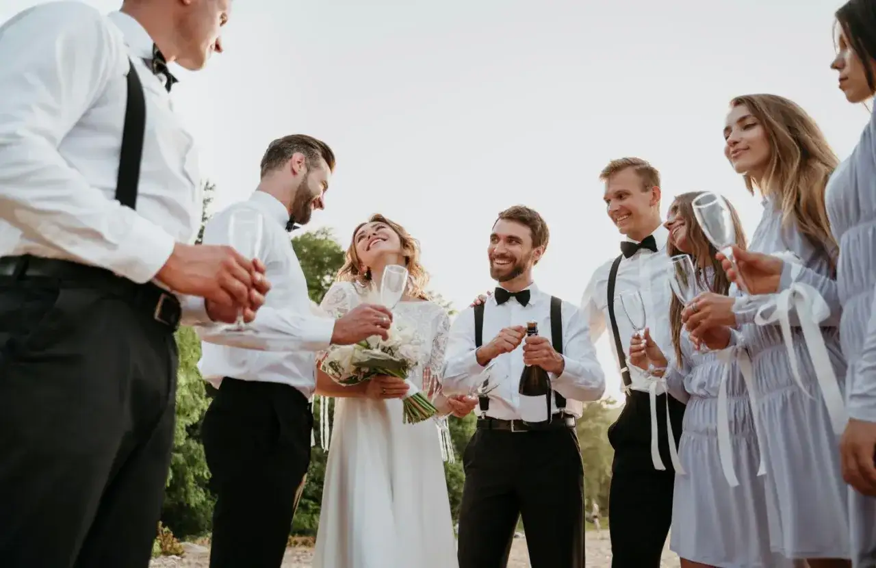 Świadek do ślubu kościelnego potrzebuje szampana i kieliszków, by uczcić parę młodą. Wszyscy są uśmiechnięci i szczęśliwi.